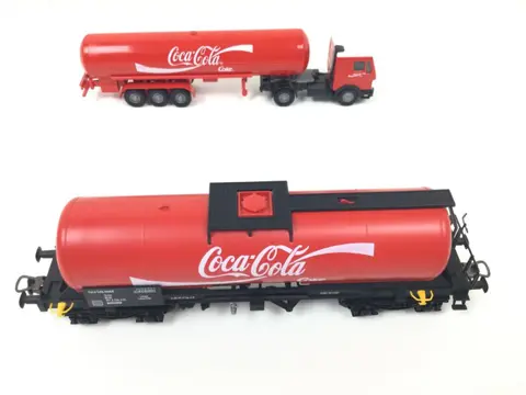 Lemke H0 - 218599 - Goederenwagenset - Set met Coca Cola tankwagen en tankauto - DB