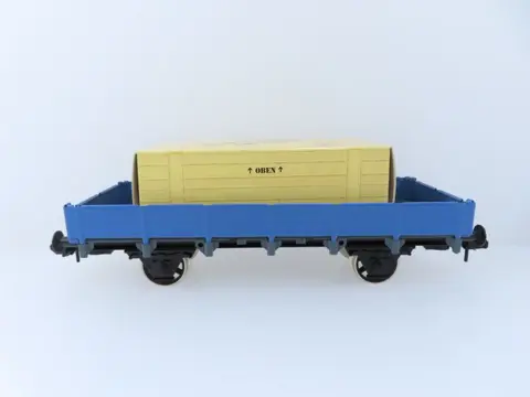 Märklin 1 - Goederenwagon - Twee 2-assige lage boordwagens met lading; krat
