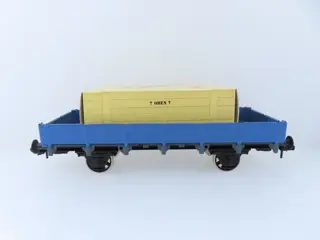 Märklin 1 - Goederenwagon - Twee 2-assige lage boordwagens met lading; krat