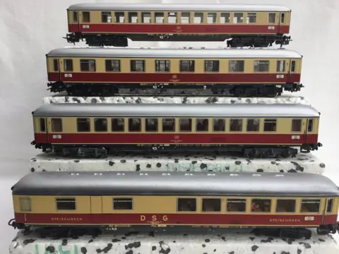 Märklin H0 - 4085/4086/4087 - Passagiersrijtuig - 4 TEE trolleys - van metaal - 24 cm. - DB