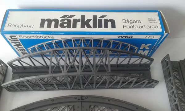 Märklin H0 - 7262/7263/7267/7252/7253 - Toebehoren - 18 -delige kunststof bruggen K+M rails