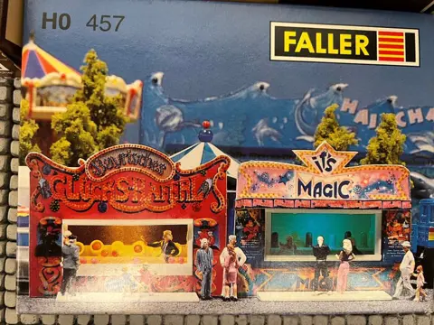 Faller H0 - 140352/-351/457 - Landschap - 4 Kermiskramen