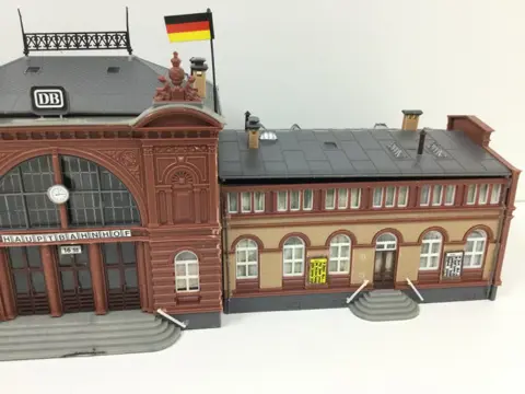 Faller, Vollmer H0 - Landschap - Station Mittelstadt en station gerelateerde gebouwen