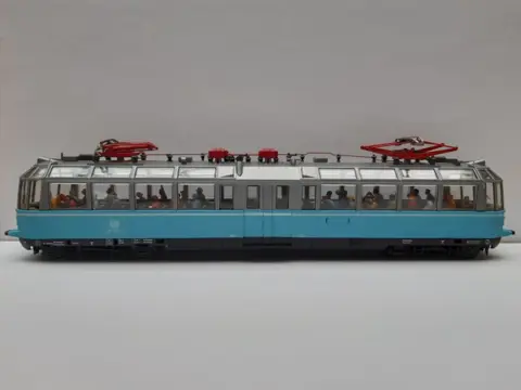 Roco H0 - 43525 - Motorwagen - BR 491 "Gläsener Zug", met passagiers - DB