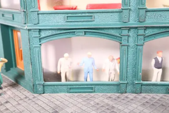 Pola, Preiser H0 - 114 - Landschap - Kaufhaus Gerngross met figuren, inrichting en verlichting