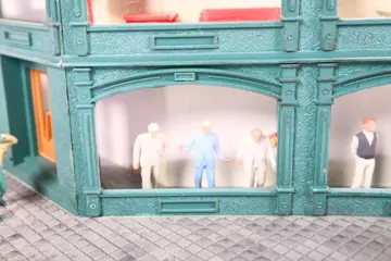 Pola, Preiser H0 - 114 - Landschap - Kaufhaus Gerngross met figuren, inrichting en verlichting