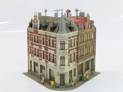 Kibri H0 - 38294 - Landschap - Hoek stadshuis, geweatherd