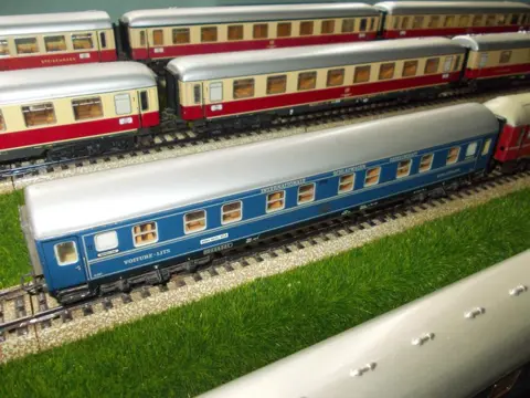 Märklin H0 - 4505/4508/4509/4503/4536/4425/4605/47200/e altri - Goederenwagon - 10 Passagiersrijtuigen - DB