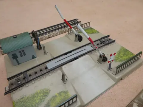 Märklin H0 - 7054/7390 - Toebehoren - 3 x mechanische overwegen, waarvan 2 met zwaailicht