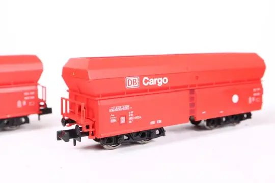 Arnold N - HN6084 - Goederenwagenset - Drie zelflossers rood - DB Cargo, DB Railion, DB Schenker Rail