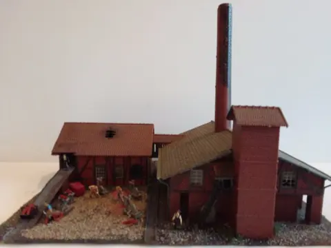 Faller, Preiser, Vollmer H0 - Landschap - Steenfabriek en bunker met aangedreven transportband