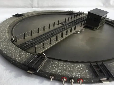 Märklin H0 - 7186 - Toebehoren - Elektrisch draaiplateau met schakelaar en aansluitschema