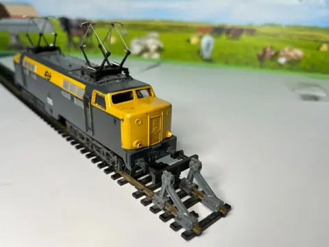 Lima H0 - Elektrische locomotief, Passagiersrijtuig - 1200 Serie met 3 Plan E wagens - NS