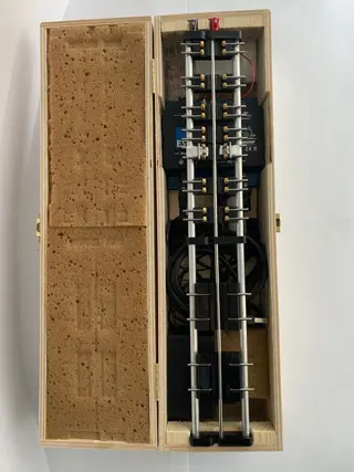 ESU, KPF-Zeller H0 - 53451 - Toebehoren - Lokprogrammer met rollenbank in wijnkist