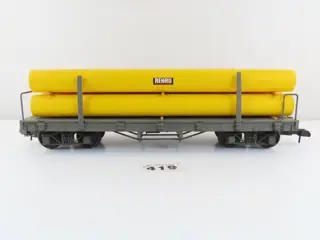 LGB, Zelfbouw G - Goederenwagon - 4-assige platte wagen met rongen en lading buizen met opdruk "Rehau"