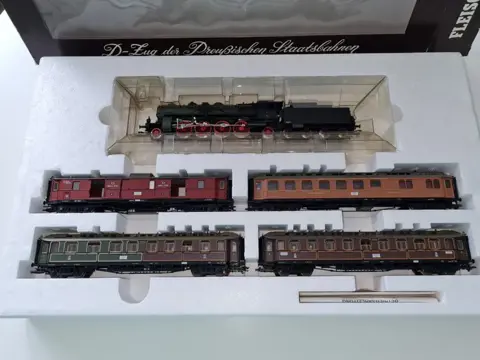 Fleischmann H0 - 1885 - Passagiersrijtuigen set - P10 met 4 personenauto's - KPEV