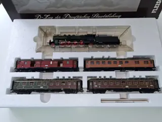 Fleischmann H0 - 1885 - Passagiersrijtuigen set - P10 met 4 personenauto's - KPEV