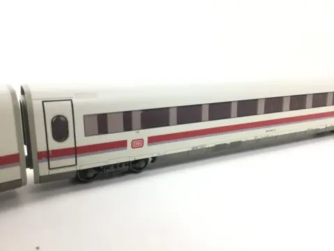 Märklin H0 - Uit set 2976/43742 - Treinstel - 3-delige BR 401 "60 Jahre H0" plus extra rijtuig - DB