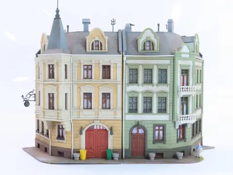 Kibri H0 - 38296/38385 - Landschap - 2 Stads Hoekpanden - Geweatherd