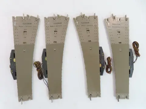 Fleischmann H0 - 6140L/R - Rails - 4-delig railkavel met wissel rechts/links met elektrische aandrijving, Profi-rail