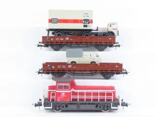 Roco H0 - 48012/46482 - Diesellocomotief, Goederenwagon - Werktrein met 2 beladen lage bak wagens - DB
