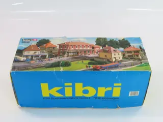 Kibri H0 - 9536 - Landschap - Bouwdozen set bestaande uit een station en 4 verschillende woonhuizen