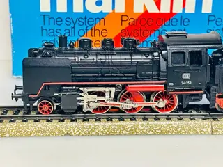 Märklin H0 - 3003 - Goederenwagon, Stoomlocomotief met tender - BR 24 "Steppenpferd" met 7 wagons - DB