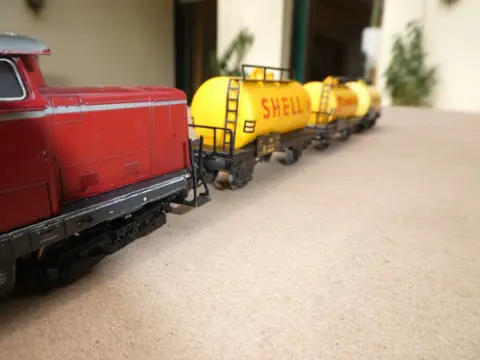 Märklin H0 - 3072, 4502, 29855 - Diesellocomotief, Goederenwagon - Shell ketelwagentrein, V100 diesellocomotief met 3 Shell ketelwagens - DB