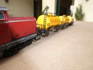 Märklin H0 - 3072, 4502, 29855 - Diesellocomotief, Goederenwagon - Shell ketelwagentrein, V100 diesellocomotief met 3 Shell ketelwagens - DB