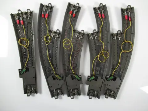 Märklin H0 - 24671/24672/24951/24977/24978/74470 - Rails - 4x gebogen wissel met wissellantaarn, overgangsrails en stootblokken C-Rail