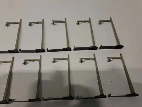 Märklin H0 - serie 407 - Toebehoren - Bovenleidingsmasten uit gietijzer met draden productie 1938-1947