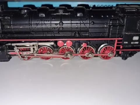 Märklin H0 - 3047 - Stoomlocomotief met tender - BR 44 690 met rook en Telex koppeling - DB