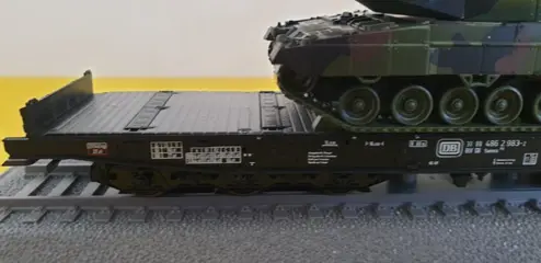 Roco H0 - 835 - Goederenwagon - Minitanks - zware vrachtwagen geladen met Leopard - DB