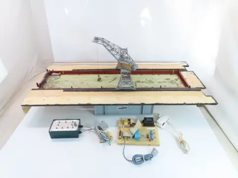 Trix, Wiad, Zelfbouw H0 - Landschap - Portaalkraan gemotoriseerd met afstandsbediening op rails over een droogdok