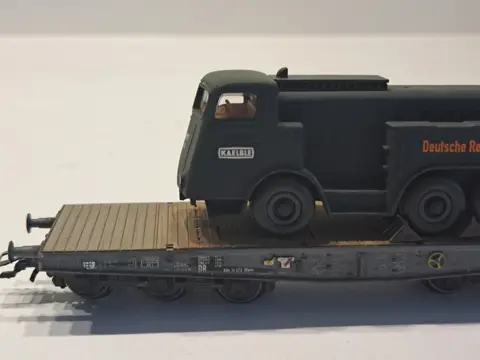 Märklin H0 - 4866 - Goederenwagenset - 6-assige zwaar transport wagon met metalen LKW Kaeble Jumbo - DR (DRB)