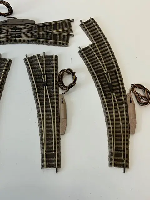 Fleischmann H0 - 6140/-42-/-64L/6422-9421-6441 - Rails, Toebehoren - 5 wissels en met electrische aandrijvingen