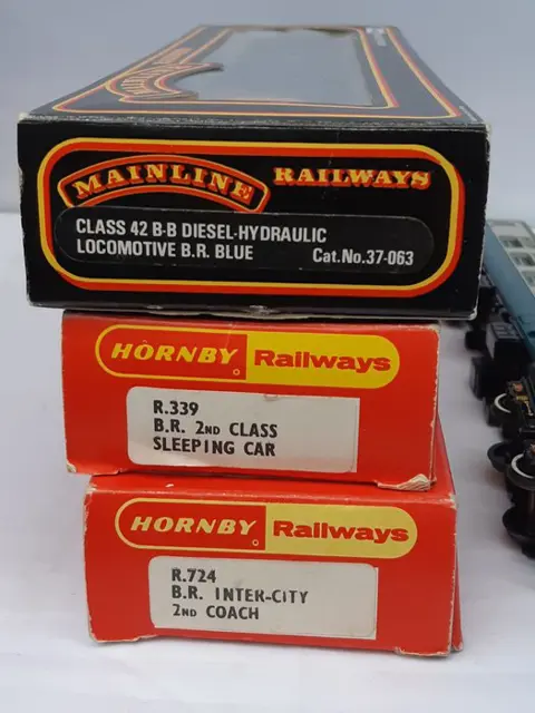 Hornby, Triang, Mainline 00 - 37083/R724/R339/R922 - Diesellocomotief, Passagiersrijtuig - Klasse 42 "Oorlogsschip". met 3 passagiersrijtuigen - British Rail