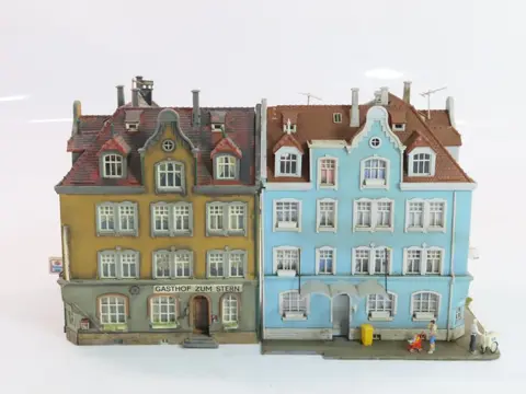 Kibri H0 - 8350 - Landschap - Hoekhotel 'Gasthof zum stern´ en identiek hoekpand in andere kleuren, Geweatherd