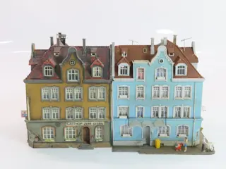 Kibri H0 - 8350 - Landschap - Hoekhotel 'Gasthof zum stern´ en identiek hoekpand in andere kleuren, Geweatherd