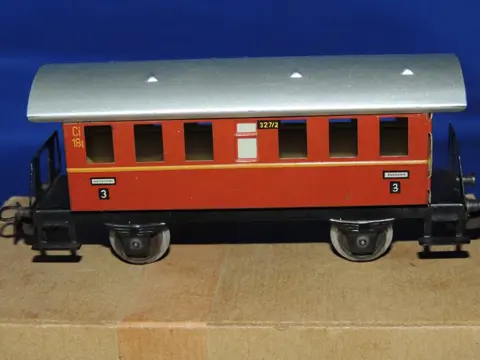 Märklin H0 - 327/2.2 - Passagiersrijtuig - rode "donderbus"