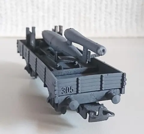 Märklin H0 - Goederenwagon - Spoorvervoer van een V1-raket, een luchtafweerzoeklicht en een viervoudig luchtafweerkanon - DR (DRB)