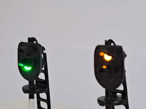 Seinen H0 - Toebehoren - 10 lichtseinen type voorsein geel/groen "links". - NS