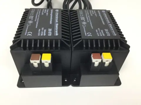 Uhlenbrock H0, N - 20070 - Toebehoren - Twee zware transformatoren 70 VA
