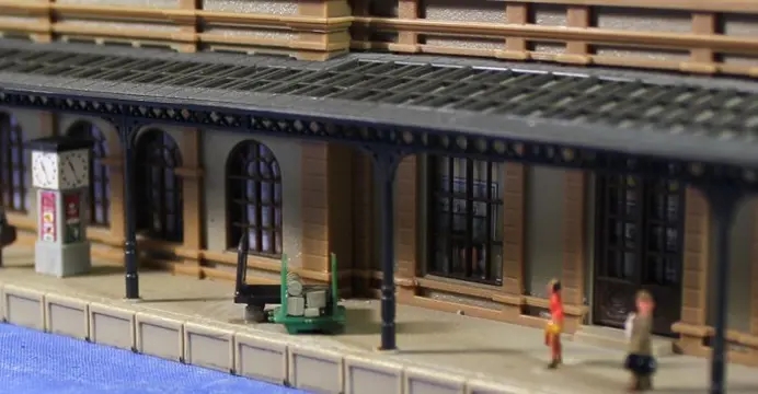 Kibri, Vollmer N - Landschap - Station Baden Baden, 11 overdekte perrons, figuren en accessoires