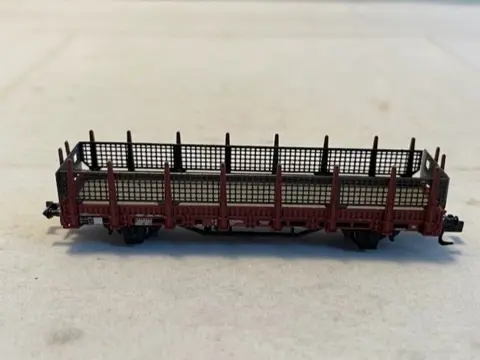 Hobbytrain N - H23824 - Goederenwagenset - Set rongenwagens type Kbs 442 met gaasombouw tbv Briketten vervoer - (8470) - DB