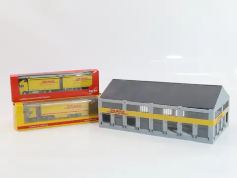 Faller, Herpa, Rietze H0 - 130981 - Landschap - Logistiek centrum DHL met 2 vrachtwagens