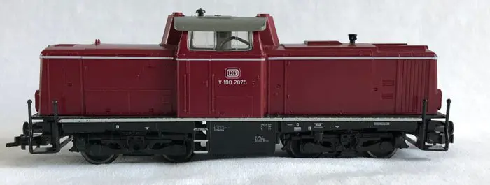 Fleischmann H0 - Diesellocomotief - V100 2075 met 3 wagons - DB