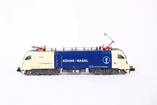 Hobbytrain N - H2763 - Elektrische locomotief - BR 182 Taurus, Kühne Nagel - WLB