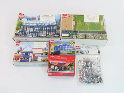 Busch, Noch H0 - 1025/1031/1051/1131/1571 - Landschap - Voetbalveld, Binnenzwembad, Bouwcontainers, Zonnepanelen en Deco set