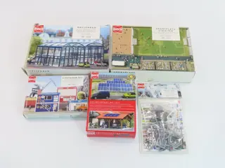 Busch, Noch H0 - 1025/1031/1051/1131/1571 - Landschap - Voetbalveld, Binnenzwembad, Bouwcontainers, Zonnepanelen en Deco set